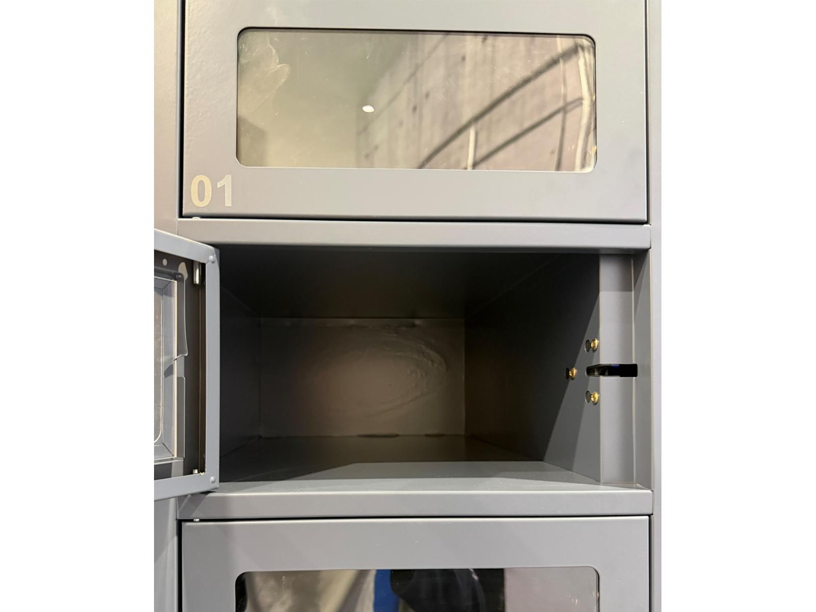 Anbauschließfachschrank Serie Spind ONE mit Sichtfenster 2 Abteile / 20 Fächer und 4 integrierten Schließmöglichkeiten
